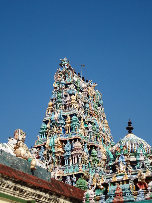 Sur la route vers Madurai, nous avons pu visiter encore des temples magnifiques. Le soleil et le ciel bleu sont de retour.