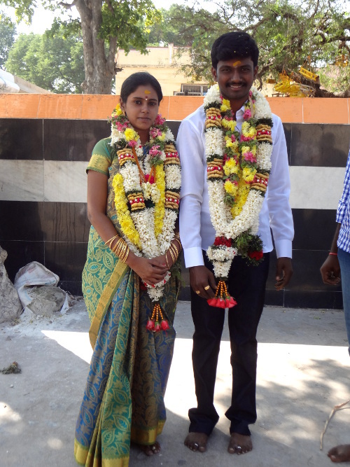 Jeunes mariés dans le temple.