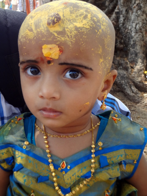 Cette petite fille a offert ses cheveux de bébé à la divinité.
