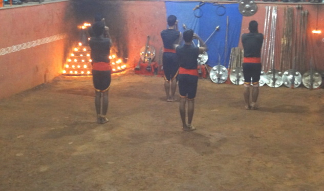 Une autre grande tradition incontournable et indissociable du Kérala, le Kalarippayat. Un art guerrier qui serait plus ancien et peut-être même à l'origine des autres arts martiaux. Les guerriers rendent hommage aux dieux avant de combattre. Une autre grande tradition incontournable et indissociable du Kérala, le Kalarippayat. Un art guerrier qui serait plus ancien et peut-être même à l'origine des autres arts martiaux. Les guerriers rendent hommage aux dieux avant de combattre.