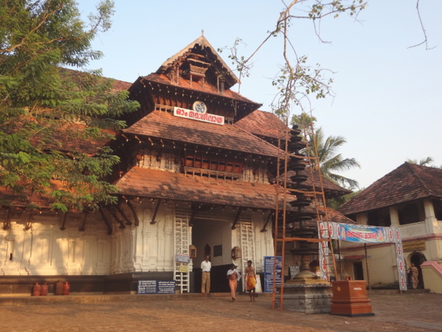 Temple de Vadakkunnatha (Shiva) à Thrissur. Une grande fête, la fête de Pooram, a lieu chaque année en avril-mai autour de ce temple. Il s'agit de l'une des plus grandes fêtes religieuses du Kérala. Temple de Vadakkunnatha (Shiva) à Thrissur. Une grande fête, la fête de Pooram, a lieu chaque année en avril-mai autour de ce temple. Il s'agit de l'une des plus grandes fêtes religieuses du Kérala.