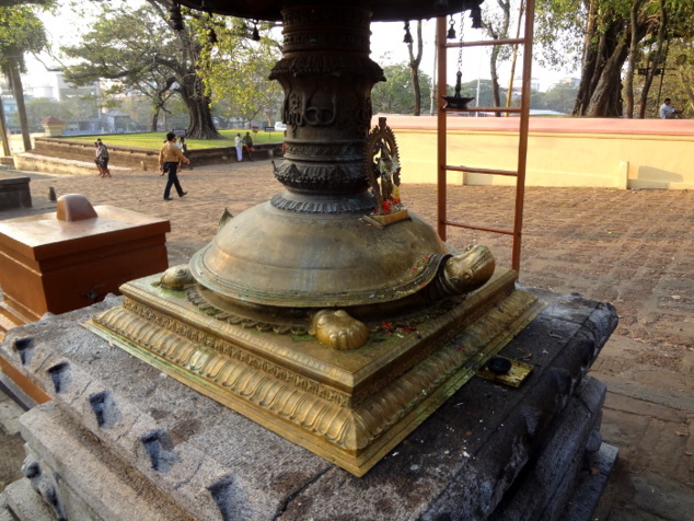 Le mât du temple repose sur une tortue, qui se nomme Kurma dans la mythologie hindoue. Le mât du temple repose sur une tortue, qui se nomme Kurma dans la mythologie hindoue.