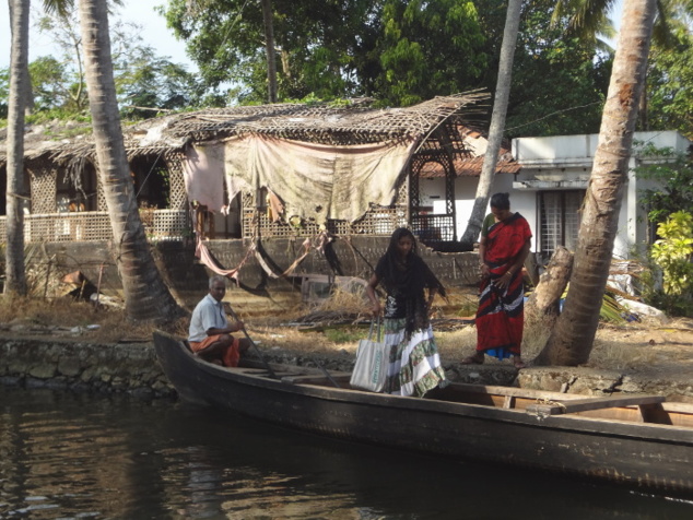 Les habitants se déplacent en pirogue. Les habitants se déplacent en pirogue.