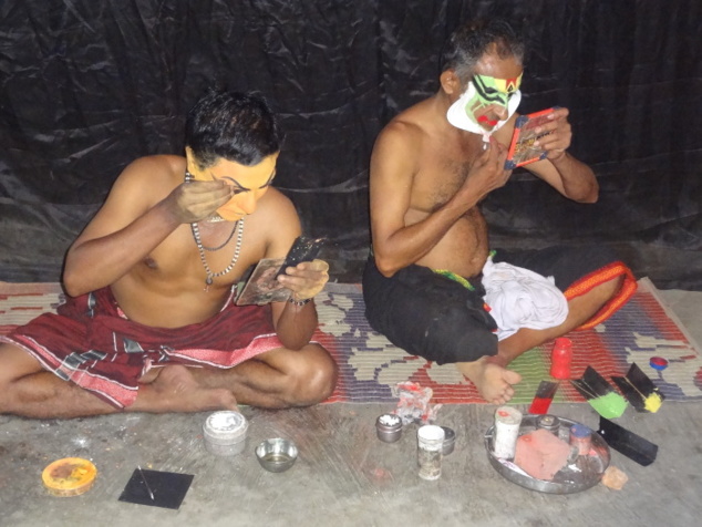 A Varkala nous avons assisté à un spectacle de Kathakali. La séance de maquillage et d'habillage qui dure près de deux heures fait partie intégrante du spectacle. A Varkala nous avons assisté à un spectacle de Kathakali. La séance de maquillage et d'habillage qui dure près de deux heures fait partie intégrante du spectacle.
