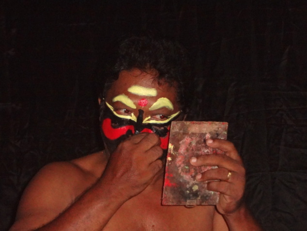 Grâce à la magie du maquillage, l'homme va se transformer en femme démoniaque. Grâce à la magie du maquillage, l'homme va se transformer en femme démoniaque.