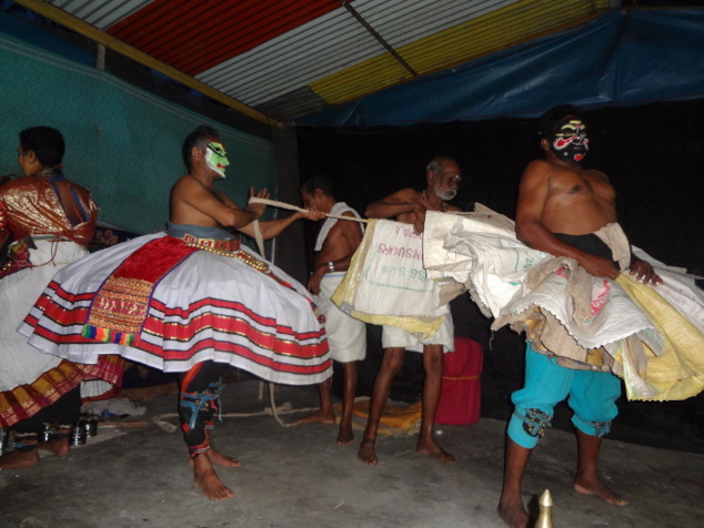 Séance d'habillage. Fabrication des crinolines avec les moyens du bord. Des sacs de riz savamment positionnés feront l'affaire. Le résultat est stupéfiant. Séance d'habillage. Fabrication des crinolines avec les moyens du bord. Des sacs de riz savamment positionnés feront l'affaire. Le résultat est stupéfiant.