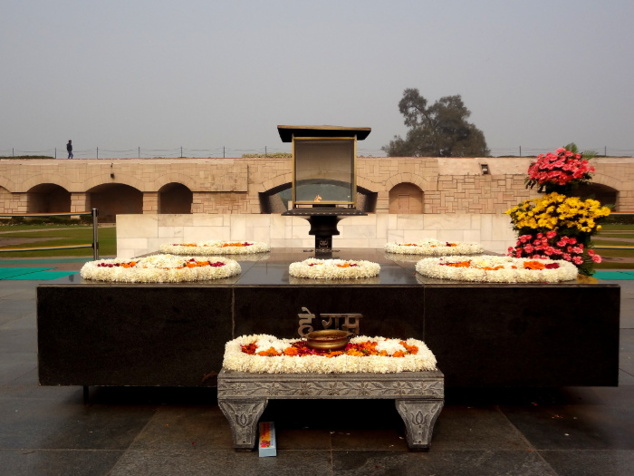 Nous nous sommes rendus le tout premier jour au mémorial de Gandhi. Nous nous sommes rendus le tout premier jour au mémorial de Gandhi.