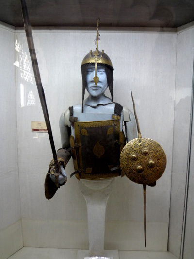 Guerrier moghol dans le musée à l'intérieur du fort. Les Moghols ont conquis et ont pu s'installer en Inde grâce à la supériorité de leurs armées. Guerrier moghol dans le musée à l'intérieur du fort. Les Moghols ont conquis et ont pu s'installer en Inde grâce à la supériorité de leurs armées.