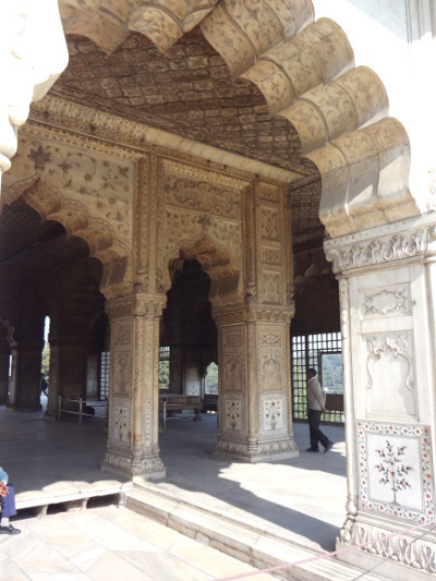 Les Moghols ont régné durant trois siècles en Inde, du XVIème au XIXème siècle. Ici, le hall des audiences privées, le "diwan i khâs", un bâtiment à l'architecture d'un raffinement extrême, caractérisée notamment par des arches alvéolés que l'on retrouve systématiquement dans l'architecture islamiques et indo-moghole.