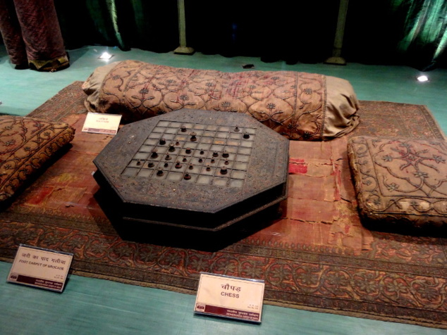 Jeu d'échecs et coussins d'époque aux couleurs passées. Jeu d'échecs et coussins d'époque aux couleurs passées.
