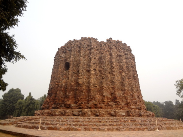 Le successeur de Qtud-ud-Din Aibak, Alauddin Khilji, mit en chantier la construction d'une tour plus haute encore que le Qutb Minar. Aujourd'hui on peut voir la base de la tour, Alauddin Khilji n'ayant pas eu le temps d'achever son oeuvre.