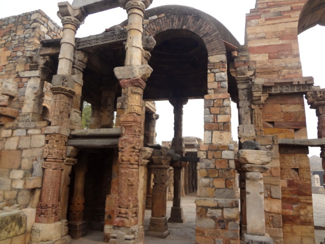 Le Qtub Minar et la mosquée adjacente ont été construits sur des temples hindous. On peut admirer des piliers encore debout et des voûtes dont la beauté architecturale est restée intacte. Le Qtub Minar et la mosquée adjacente ont été construits sur des temples hindous. On peut admirer des piliers encore debout et des voûtes dont la beauté architecturale est restée intacte.