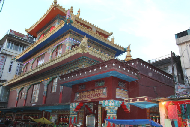 Le grand temple bouddhiste dans le quartier de Mac Leod Ganj Le grand temple bouddhiste dans le quartier de Mac Leod Ganj