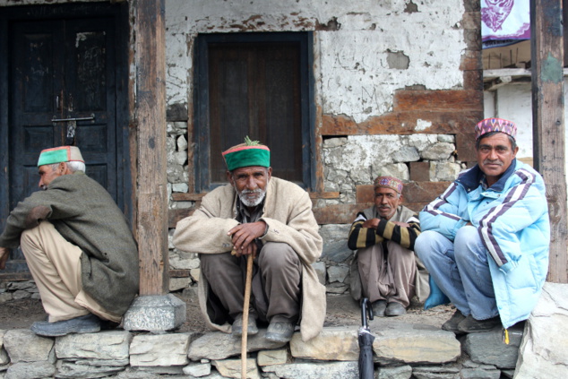Les Anciens nous expliquent ce qui se passe. Un différent existe parmi les villageois. Un chamane est présent pour faire parler le rishi local, shrî Shrangâ, et tenter de réconcilier tout le monde Les Anciens nous expliquent ce qui se passe. Un différent existe parmi les villageois. Un chamane est présent pour faire parler le rishi local, shrî Shrangâ, et tenter de réconcilier tout le monde