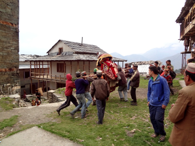 Les porteurs ont des difficultés pour stabiliser le palanquin. Ils sont entraînés autour de la place du village. Ceci serait dû à l'énergie dont est animée le rishî