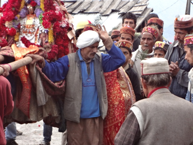 Le chamane (ou gur dans le dialecte local) apaise le rishî et se fait son porte-parole. Les paroles pleines de sagesse du rishî contribueront à reconstruire l'unité entre villageois Le chamane (ou gur dans le dialecte local) apaise le rishî et se fait son porte-parole. Les paroles pleines de sagesse du rishî contribueront à reconstruire l'unité entre villageois