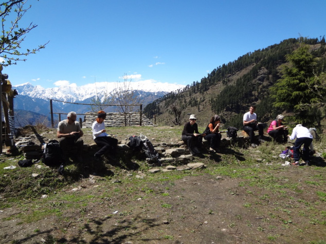 Piquenique sur fond de chaîne himalayenne Piquenique sur fond de chaîne himalayenne