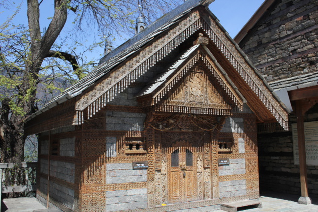 Temple dans l'enceinte du château. A l'intérieur il y a une grande pierre. A quelques kilomètres de là on peut voir une entaille dans une falaise qui serait l'emplacement initial de la pierre. Le mythe dit que tous les dieux et les déesses se sont transformés en abeilles et ont transporté cette pierre jusqu'au temple