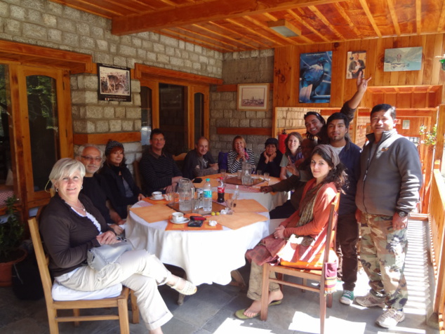 Arrivé à Manali, notre dernière étape, une partie de l'équipe nous quitte, dont notre cuisinier (à droite) Arrivé à Manali, notre dernière étape, une partie de l'équipe nous quitte, dont notre cuisinier (à droite)
