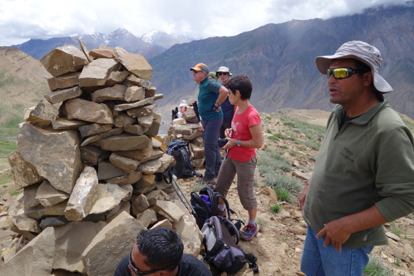 On trouve un ou des chorten (stûpa) à chaque sommet. 