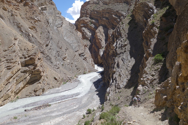 Au fond des gorges. L'être humain est tout petit, à peine visible, au sein de cette nature grandiose