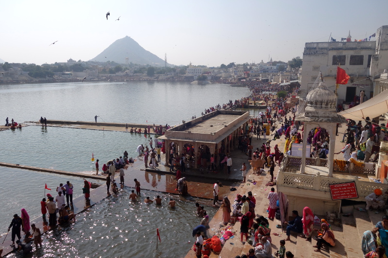Le bain dans le lac sacré de Pushkar