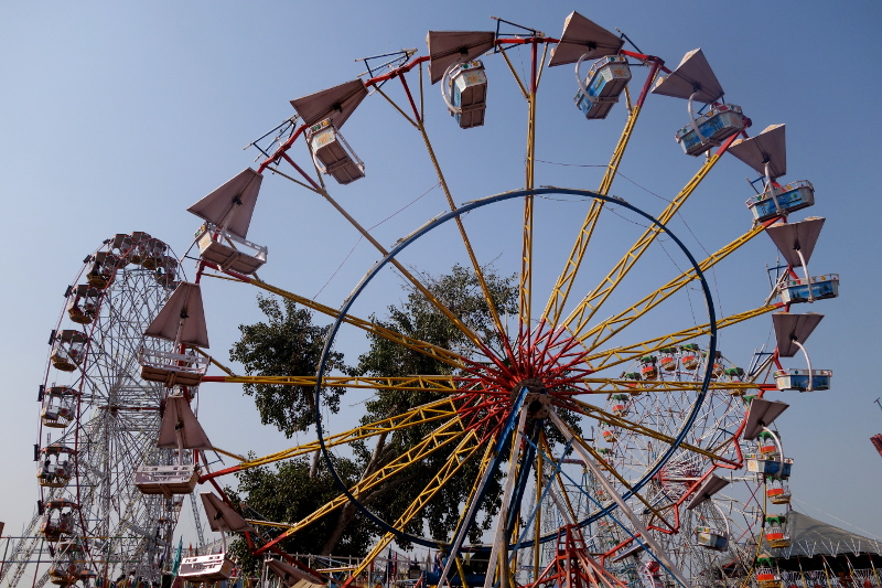 En marge des tractations, la fête foraine bat son plein