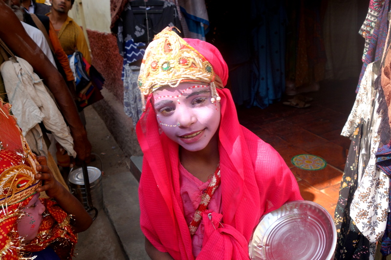 Une petite costumée en Radha, la favorite de Krishna