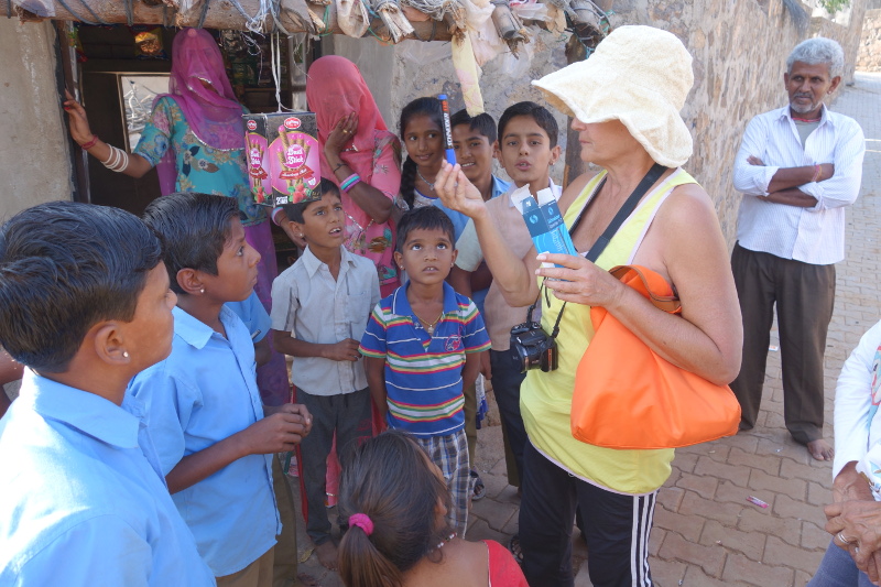 Claudette était venue en Inde avec des crayons et des stylos qu'elle voulait distribuer. Ce fut notre premier contact avec les habitants du village, d'abord des enfants et deux ou trois adultes qui regardaient la scène.