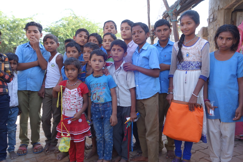 Je ne suis pas sûr que nous avons distribué nos effets scolaires aux enfants qui en avaient le plus besoin. Il y a la réalité incontournable des castes surtout dans les villages, c'est à dire là où les règles et les structures tradtionnelles sont encore très prégnantes. Je découvre progressivement ce qu'il en est dans ce village et je fais découvrir au groupe Je ne suis pas sûr que nous avons distribué nos effets scolaires aux enfants qui en avaient le plus besoin. Il y a la réalité incontournable des castes surtout dans les villages, c'est à dire là où les règles et les structures tradtionnelles sont encore très prégnantes. Je découvre progressivement ce qu'il en est dans ce village et je fais découvrir au groupe