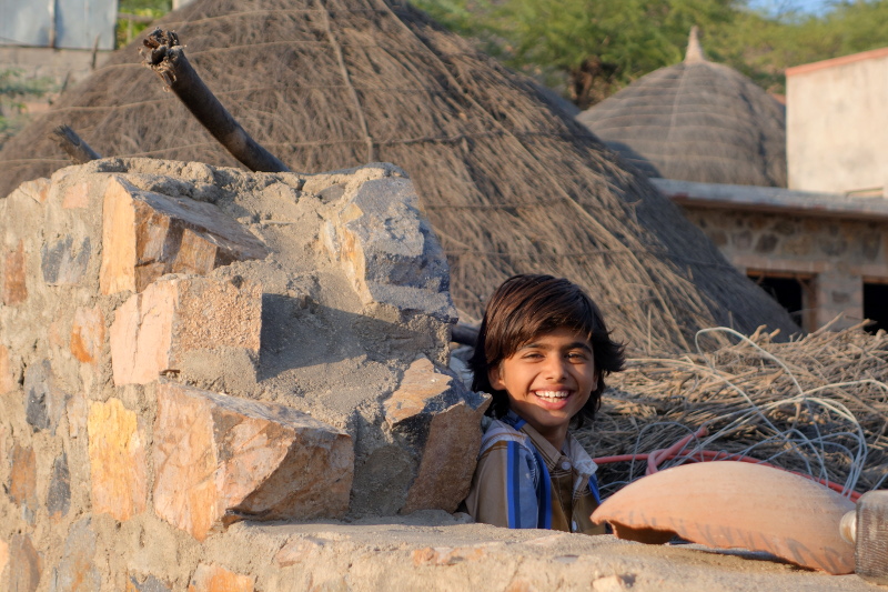 Il y a dans ce village un mélange de maisons en dur et huttes traditionnelles. Comme un mélange de tradition et de modernité. Il y a cet enfant qui reste à l'écart. Qui est-il ? J'apprends que les "dominants" dans ce village sont des Rajpouts (à l'origine un clan guerrier) et nous recontrerons des Manganiyar (musiciens/chanteurs) et des Meghwals.