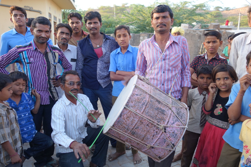 On nous a guidé d'abord vers les petits temples du village. Les villageois nous ont montré ce qui était le plus précieux pour eux, leurs divinités. Puis nos déambulations dans les ruelles du village nous ont mené dans le quartier des Manganiyars, la caste des musiciens, danseurs et chanteurs. Les rôles traditionnels des castes sont immuables et prévisibles. Les Manganiyars se sont mis à jouer du tambour, danser et chanter en notre honneur. Ils étaient heureux de nous voir. Le plaisir était partagé. On nous a guidé d'abord vers les petits temples du village. Les villageois nous ont montré ce qui était le plus précieux pour eux, leurs divinités. Puis nos déambulations dans les ruelles du village nous ont mené dans le quartier des Manganiyars, la caste des musiciens, danseurs et chanteurs. Les rôles traditionnels des castes sont immuables et prévisibles. Les Manganiyars se sont mis à jouer du tambour, danser et chanter en notre honneur. Ils étaient heureux de nous voir. Le plaisir était partagé.