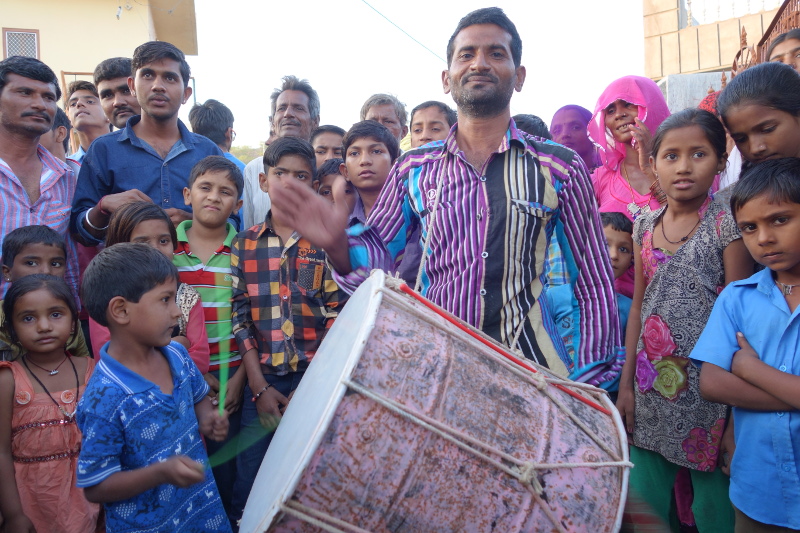 Le joueur de tambour a tenu à nous montrer que son jeune fils jouait très bien lui aussi du tambour. Les métiers et rôles se transmettent de père en fils. C'est là l'une des logiques de la caste. Le joueur de tambour a tenu à nous montrer que son jeune fils jouait très bien lui aussi du tambour. Les métiers et rôles se transmettent de père en fils. C'est là l'une des logiques de la caste.