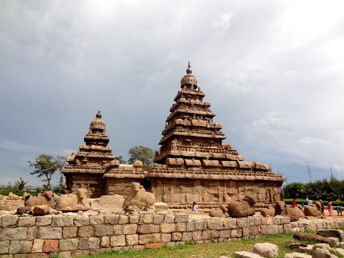 Le temple du Rivage  (VII ème siècle) qui instaure les canons de l'architecture dravidienne, caractérisée notamment par la tour pyramidale à degrés qui ne cessera de grandir.