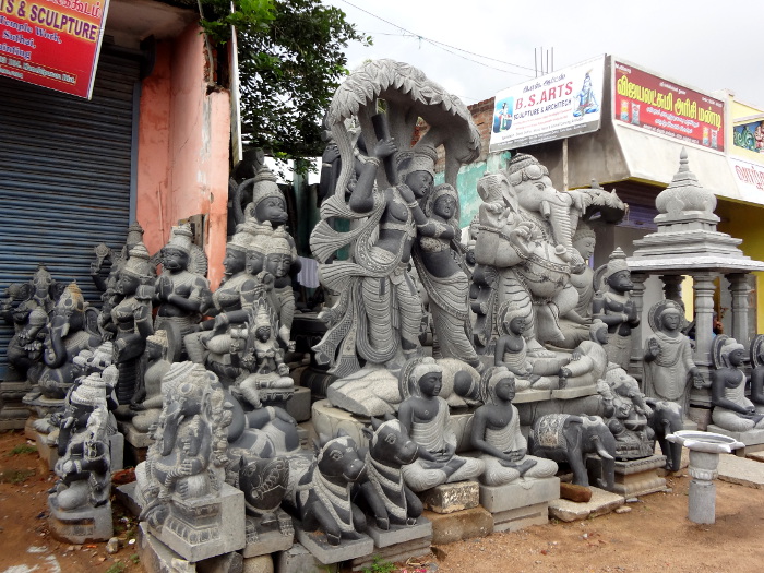 Les artisans de Mahabalipuram n'ont jamais cessé de sculpter et perpétuent d'une certaine façon la tradition. Cependant les outils ont changé, les meuleuses et autres ponceuses électriques ont remplacé le ciseau, productivité et course au profit obligent. Certes, les formes sont encore très belles mais pas aussi sublimes que la statuaire antique de l'époque des Pallava. Les artisans de Mahabalipuram n'ont jamais cessé de sculpter et perpétuent d'une certaine façon la tradition. Cependant les outils ont changé, les meuleuses et autres ponceuses électriques ont remplacé le ciseau, productivité et course au profit obligent. Certes, les formes sont encore très belles mais pas aussi sublimes que la statuaire antique de l'époque des Pallava.