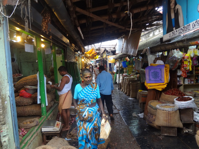 Le marché couvert de Pondichéry au centre de la ville indienne. Le marché couvert de Pondichéry au centre de la ville indienne.