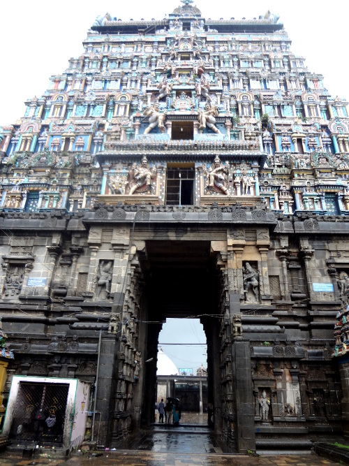 Le gopuram ou porte d'entrée monumentale qui permet d'accéder à l'espace sacrée du temple.