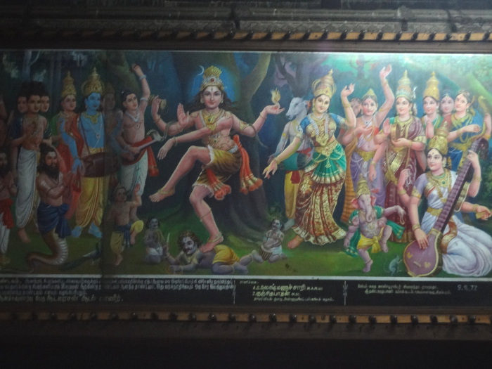 Une peinture dans le temple qui représente Shiva en train d'exécuter sa danse. Tout en dansant, le dieu piétine un démon qui représente l'Ignorance qui doit être détruite. Une peinture dans le temple qui représente Shiva en train d'exécuter sa danse. Tout en dansant, le dieu piétine un démon qui représente l'Ignorance qui doit être détruite.