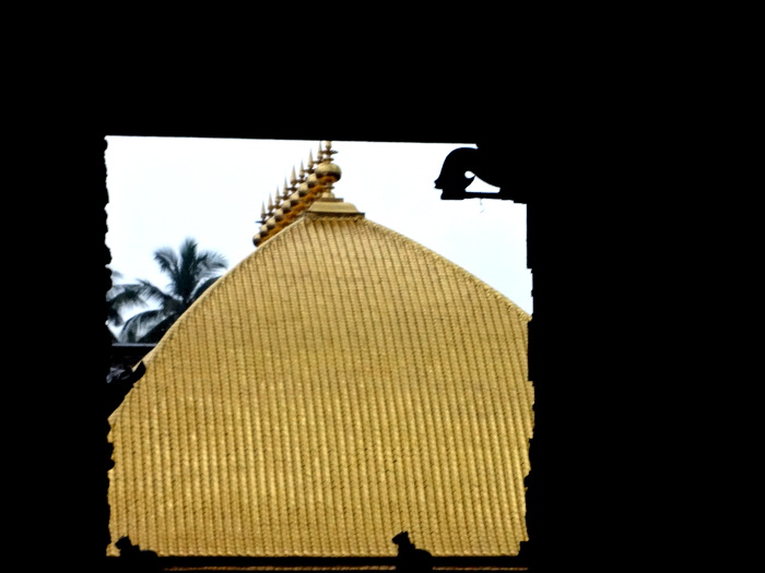 La statue du dieu se trouve sous ce dôme en or. Il est interdit de prendre des photos à l'intérieur du du sanctuaire centrale. Par contre, on peut y pénétrer, néanmoins les hommes exclusivement, même non hindous, à condition de se présenter torse nue devant la divinité.