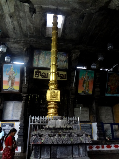 Dans l'enceinte des temples du sud de l'Inde, on peut voir un mât de prières qui permet de hisser un drapeau aux couleurs de la divinité vénérée dans le temple. Il représente aussi un symbole de vie et de ce point de vue sa signification est proche de celle du lingam, l'organe mâle qui représente le dieu Shiva. Ce mât est désigné par le terme dwajasthambam ou kodimaram. Dans l'enceinte des temples du sud de l'Inde, on peut voir un mât de prières qui permet de hisser un drapeau aux couleurs de la divinité vénérée dans le temple. Il représente aussi un symbole de vie et de ce point de vue sa signification est proche de celle du lingam, l'organe mâle qui représente le dieu Shiva. Ce mât est désigné par le terme dwajasthambam ou kodimaram.