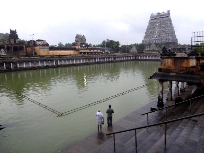 Le bassin sis dans l'enceinte du temple permet aux dévôts de se purifier.