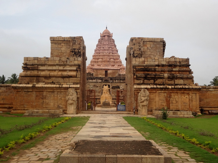 Sur la route de Tanjore, dans le petit village de Gangaikondacholapuram, un grand temple qui date du XI ème siècle dédié à Shiva, nommé en ce lieu Shrî Pragadheshwarar.