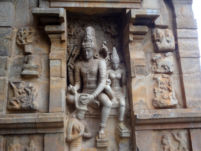Le dieu Shiva avec sa parèdre qui confectionne une tiare et la pose sur la tête probablement de son fils, Skanda.