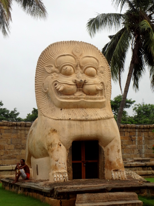 Un temple en forme de lion ou animal fantastique.