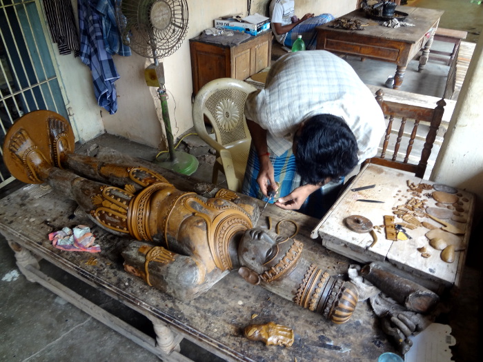 Dans le petit village de Swamimalai, on trouve plusieurs fonderies artisanales de statues. Ici, réalisation d'une statue de grande taille.