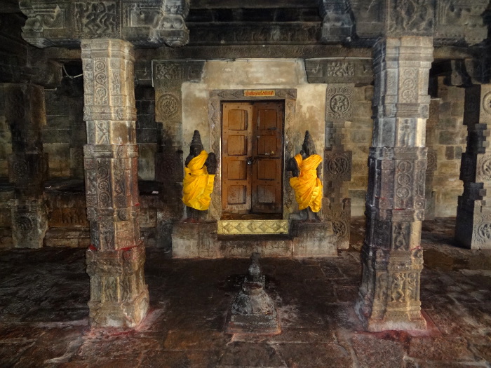 Le saint des saints. Des gardiens sont positionnés de chaque côté de la porte et Nandî, la monture de Shiva, est placé juste en face.