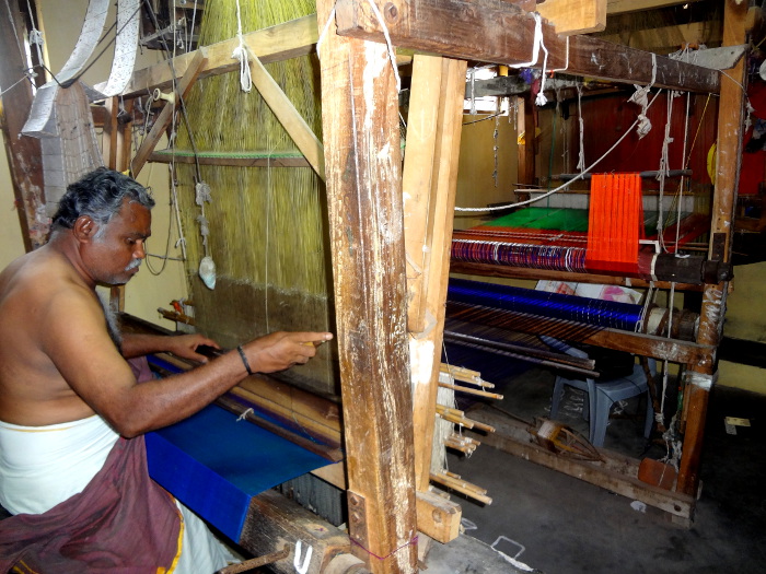 A proximité du temple, quelques maisons de tisserands. Le tissage est une activité qui occupe beaucoup de villageois qui vendent leur production en ville.