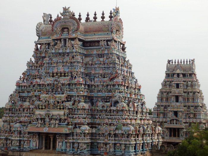 Des gopuram qui débordent de statues aux couleurs vives. Une grande partie du panthéon hindou est représenté.