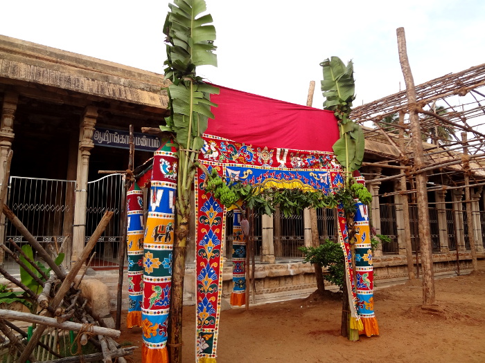 Préparatifs en vue d'une grande fête au sein du temple. Des centaines de milliers de pélerins étaient attendus. La police était sur les dents.