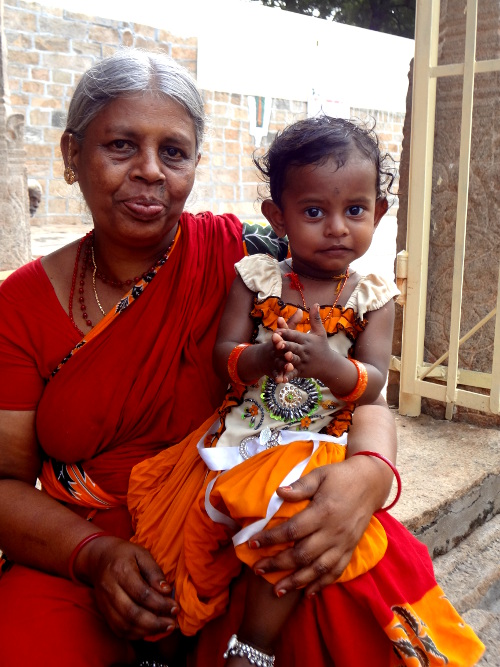 Grand-mère et sa petite-fille.